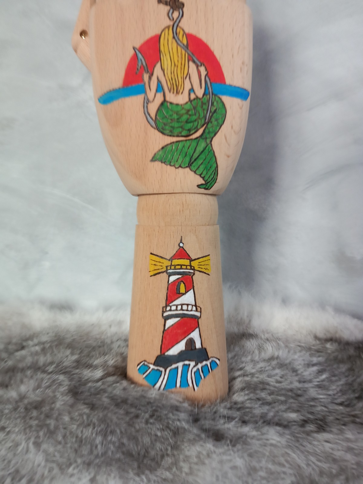 Houten Tattoo Handje – Blonde zeemeermin op haak en rood witte vuur… - 102074 Houten Tattoo Handje – Blonde zeemeermin op haak en rood witte vuurtoren
