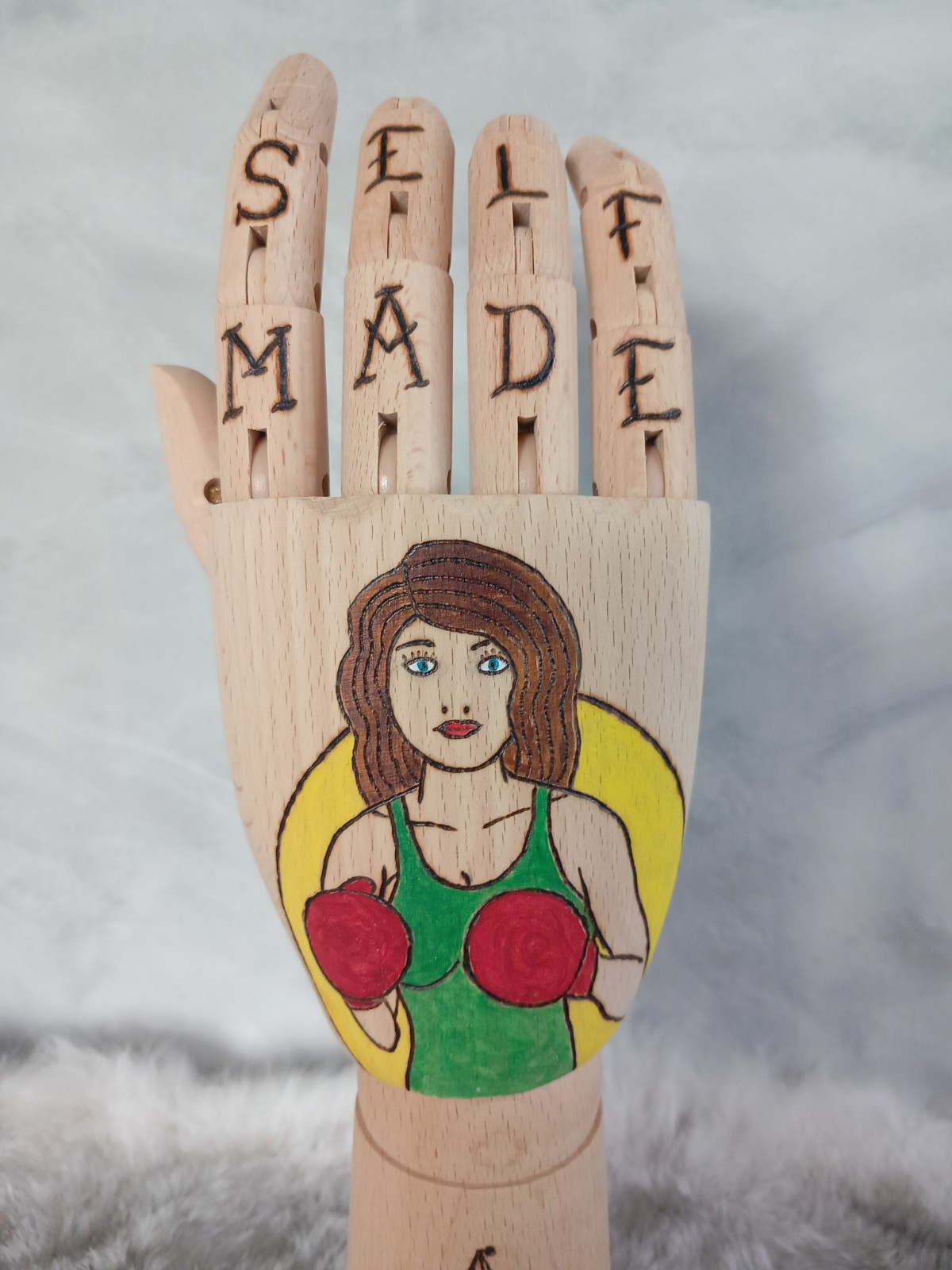 Houten Tattoo Handje – bokser dame gele zon en rode bokshandschoenen