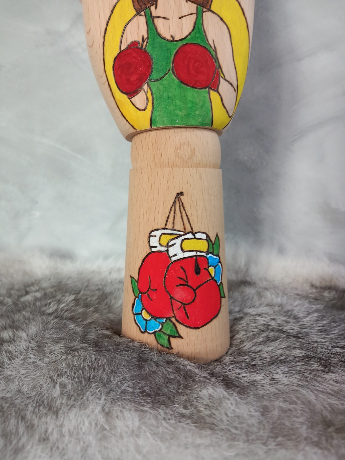 Houten Tattoo Handje – bokser dame gele zon en rode bokshandschoenen