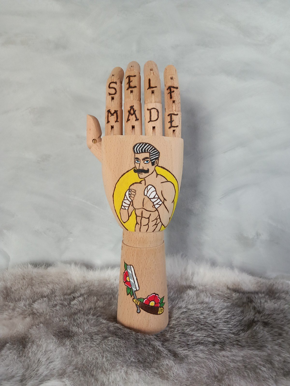 Houten Tattoo Handje – bokser man gele zon en scheermes