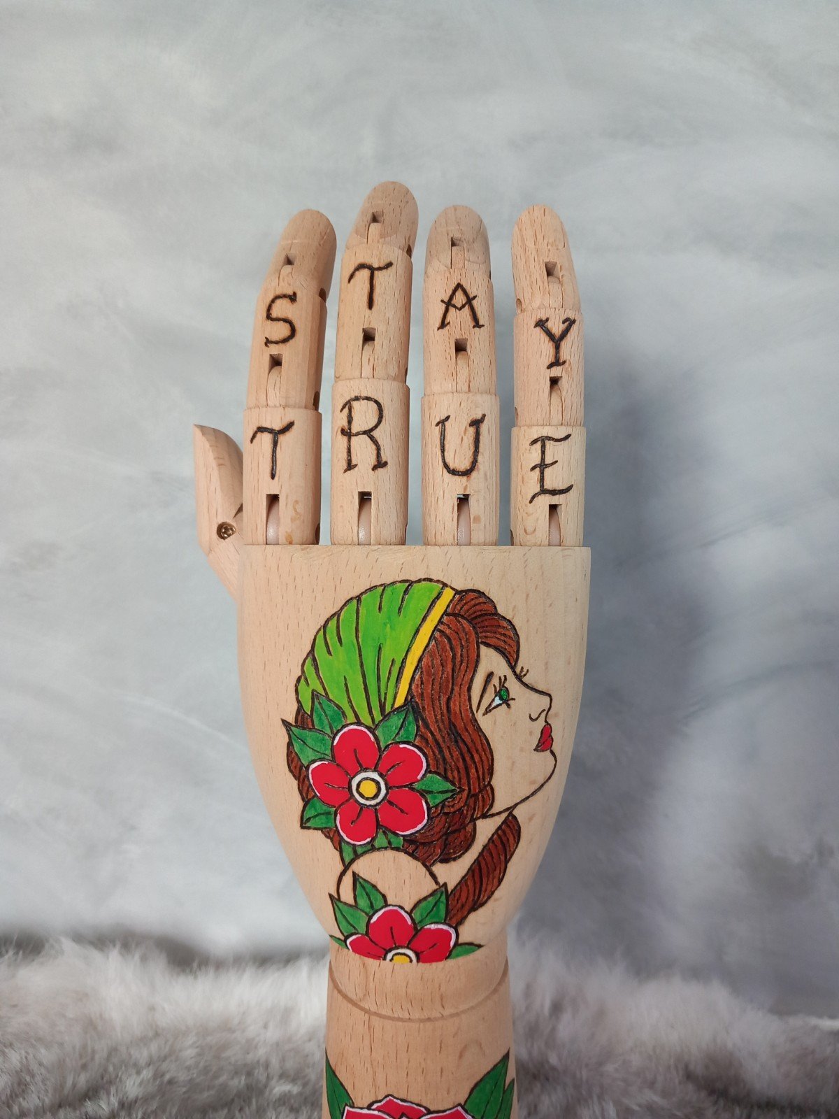 Houten Tattoo Handje – brunette dame en rode roos