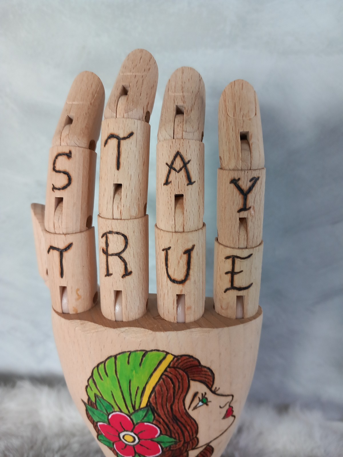 Houten Tattoo Handje – brunette dame en rode roos