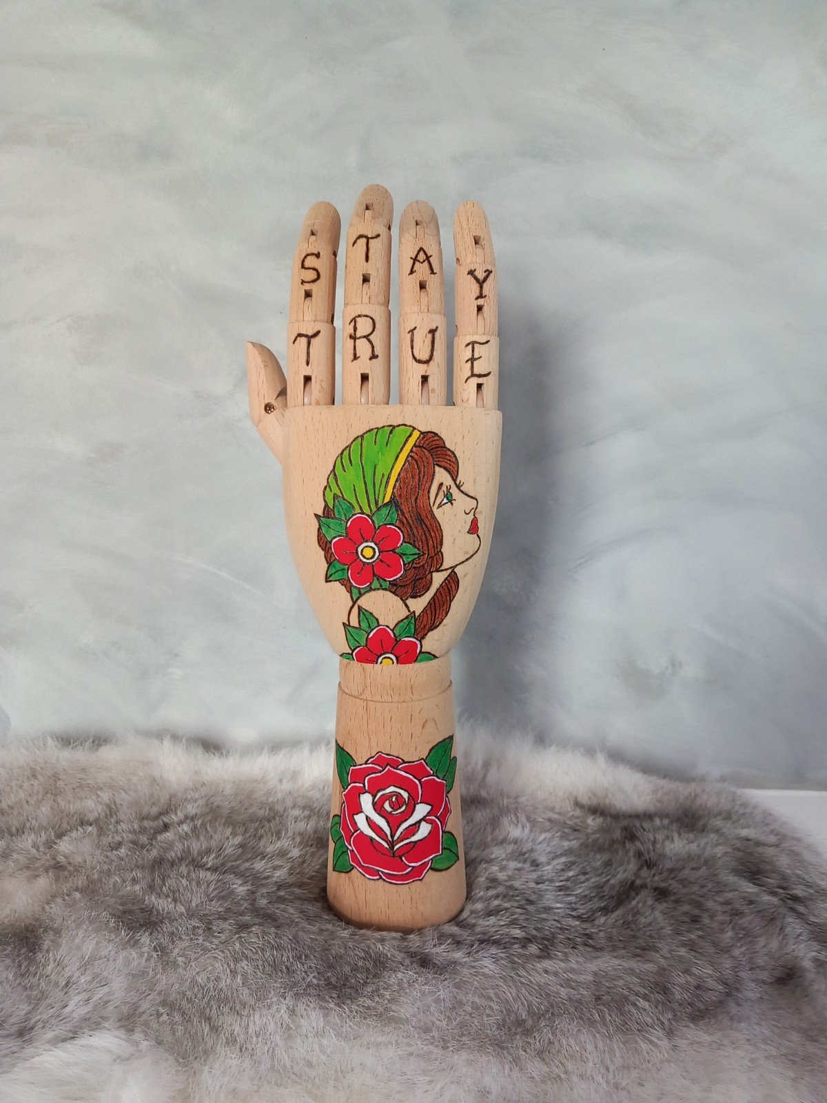 Houten Tattoo Handje – brunette dame en rode roos