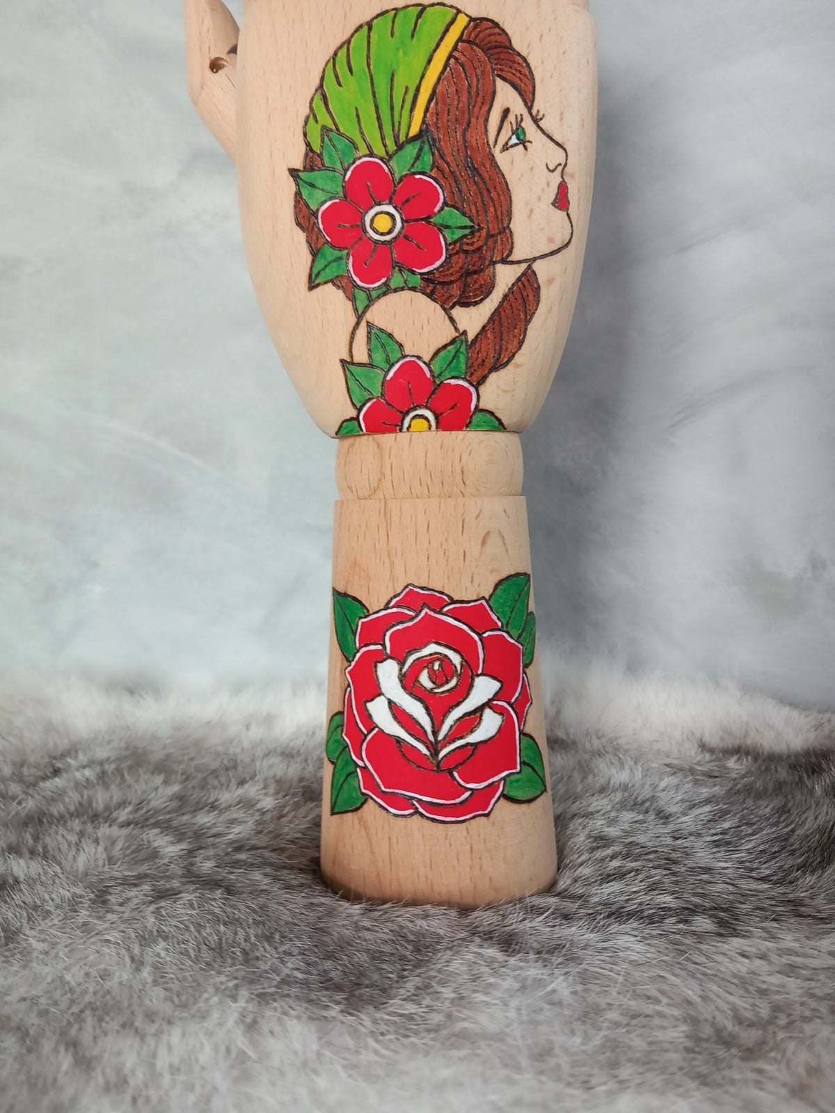 Houten Tattoo Handje – brunette dame en rode roos