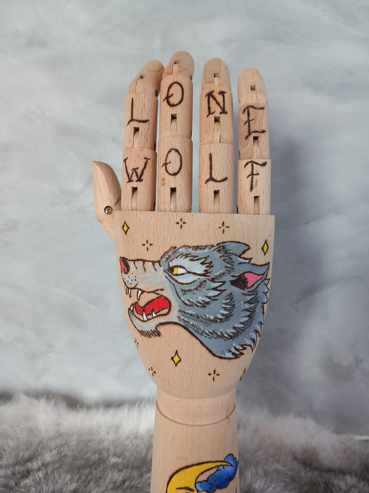 Houten Tattoo Handje – grijze wolf en maan