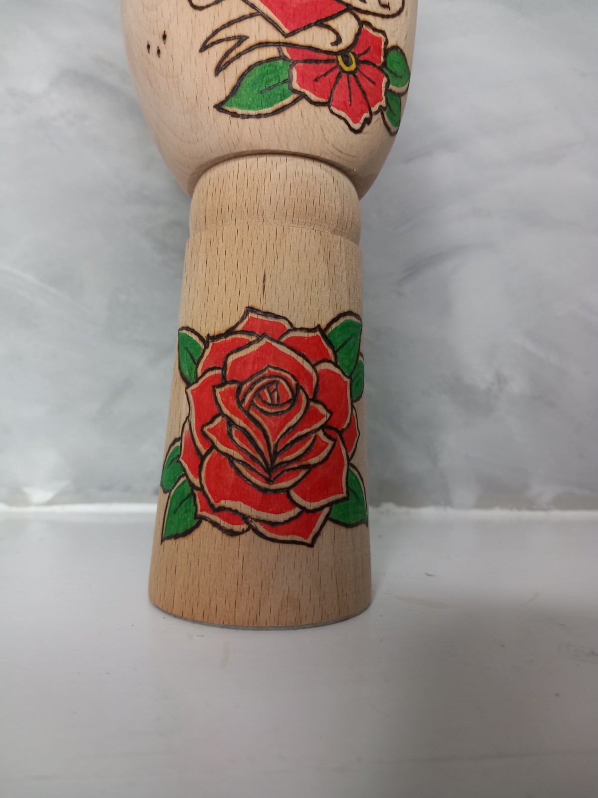 Houten Tattoo Handje – rood Hart witte banner rode bloemen en een rode roos