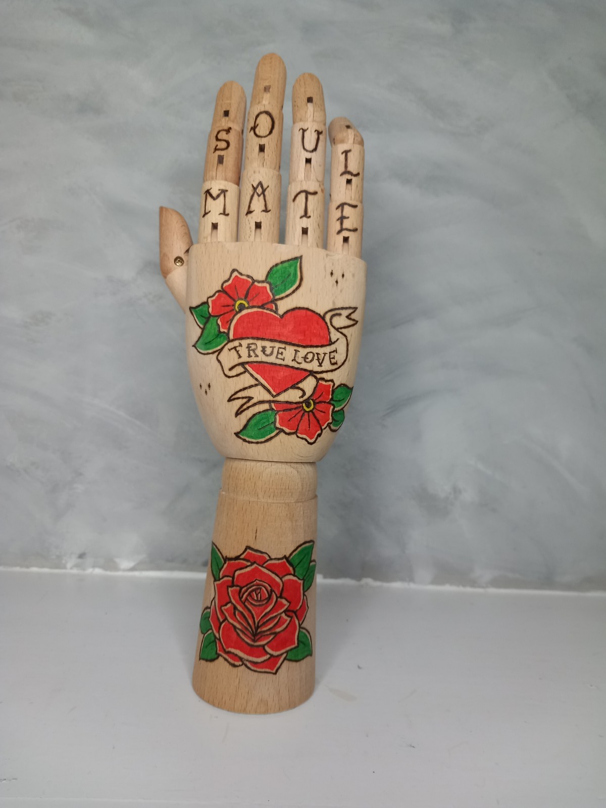 Houten Tattoo Handje – rood Hart witte banner rode bloemen en een rode roos