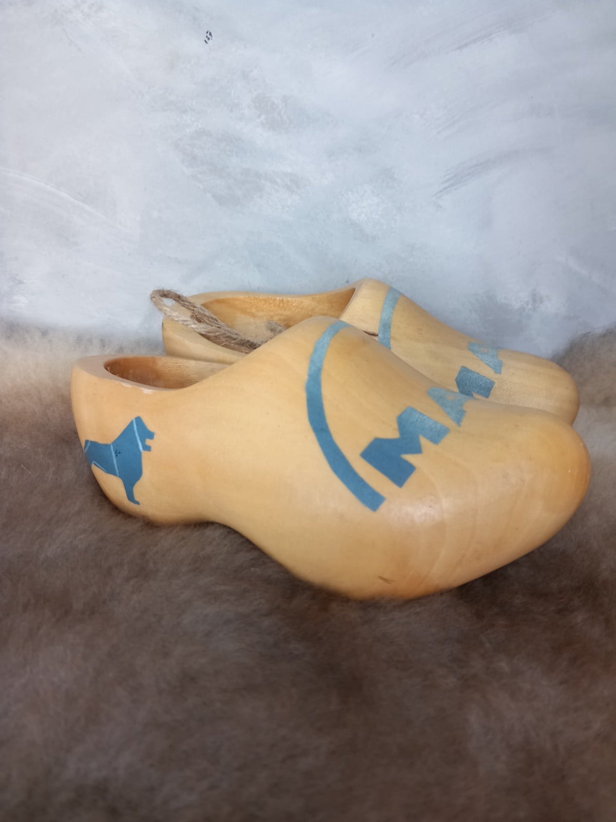 Houten klompjes met blauw MAN loge - 102099 Houten klompjes met blauw MAN loge