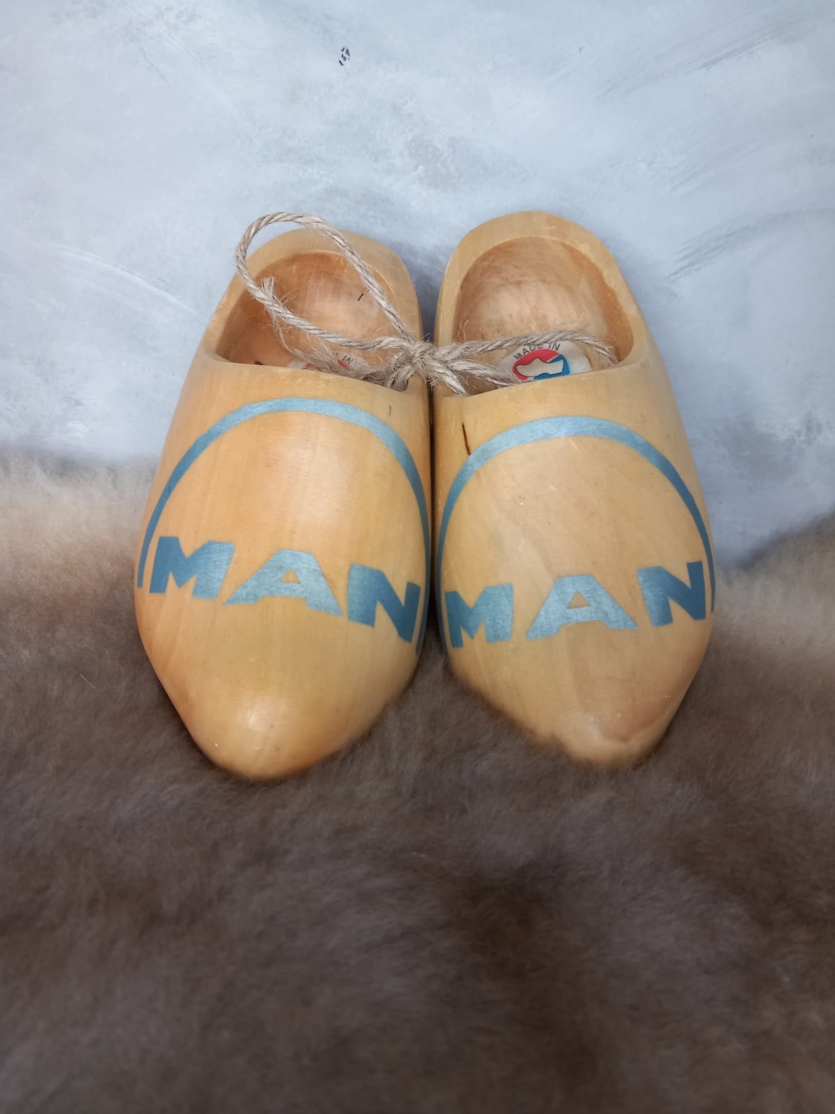 Houten klompjes met blauw MAN loge - 102100 Houten klompjes met blauw MAN loge