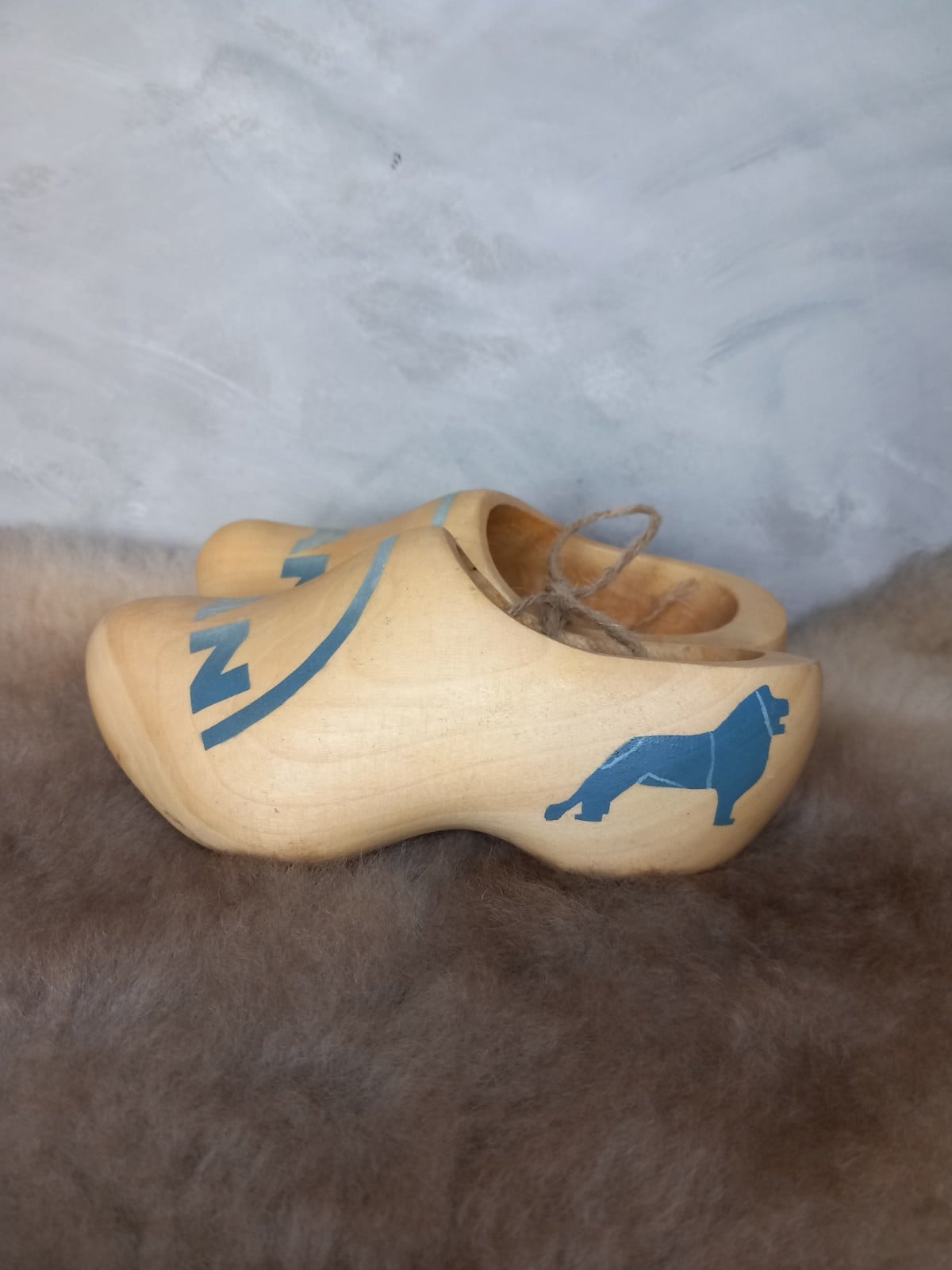 Houten klompjes met blauw MAN loge - 102103 Houten klompjes met blauw MAN loge