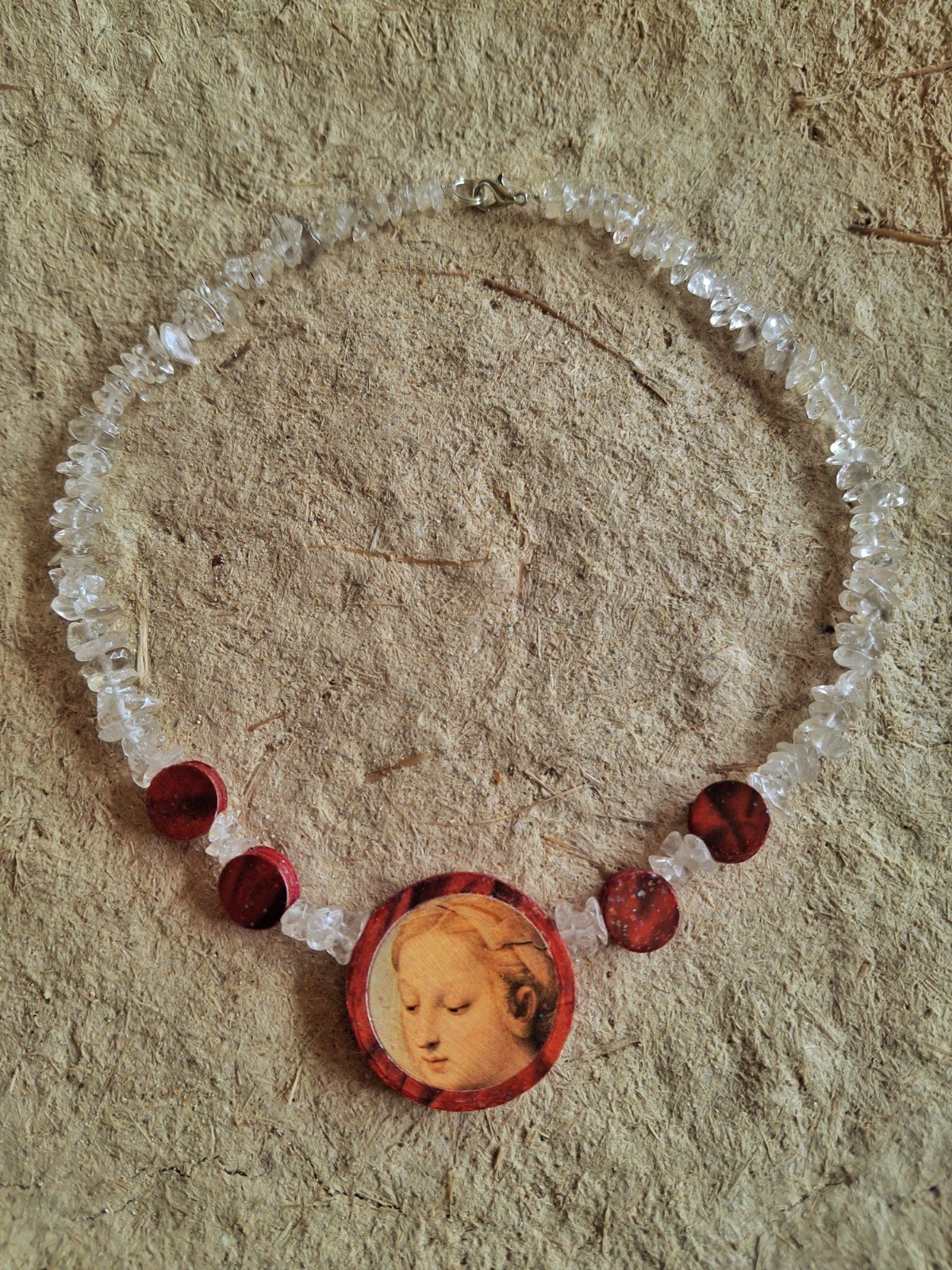 Ketting met papieren hanger, Madonna van Rafaël. - 101784 Ketting met papieren hanger, Madonna van Rafaël.