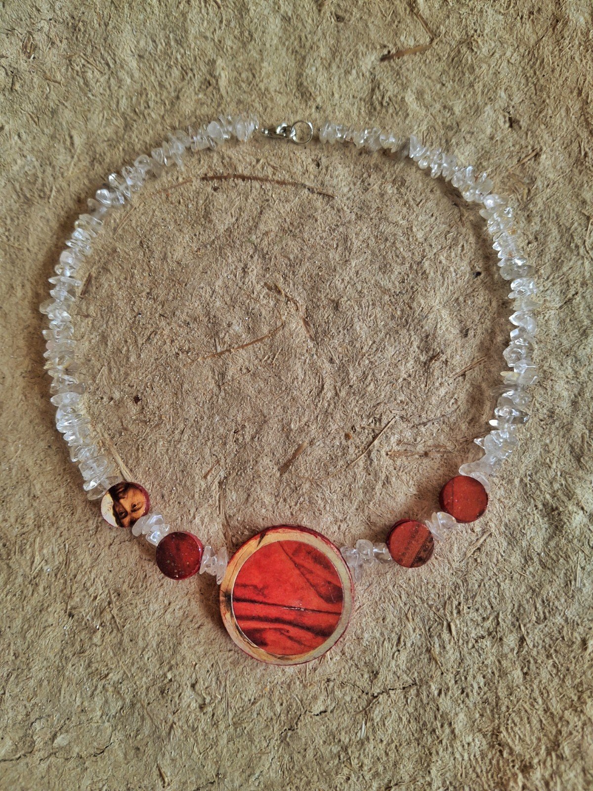 Ketting met papieren hanger, Madonna van Rafaël. - 101785 Ketting met papieren hanger, Madonna van Rafaël.