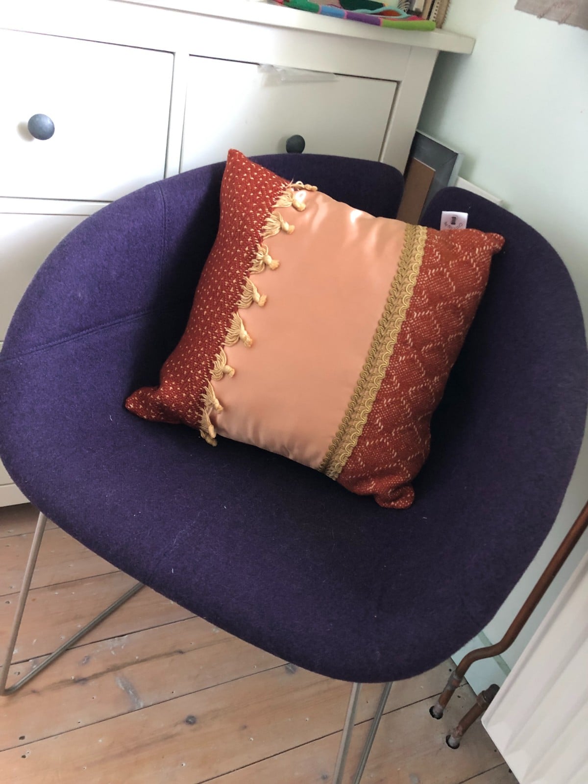 Kussen 40x40 cm van vintage stoffen, en bandjes, roestbruin en zalmro… - 105948 Kussen 40x40 cm van vintage stoffen, en bandjes, roestbruin en zalmroze