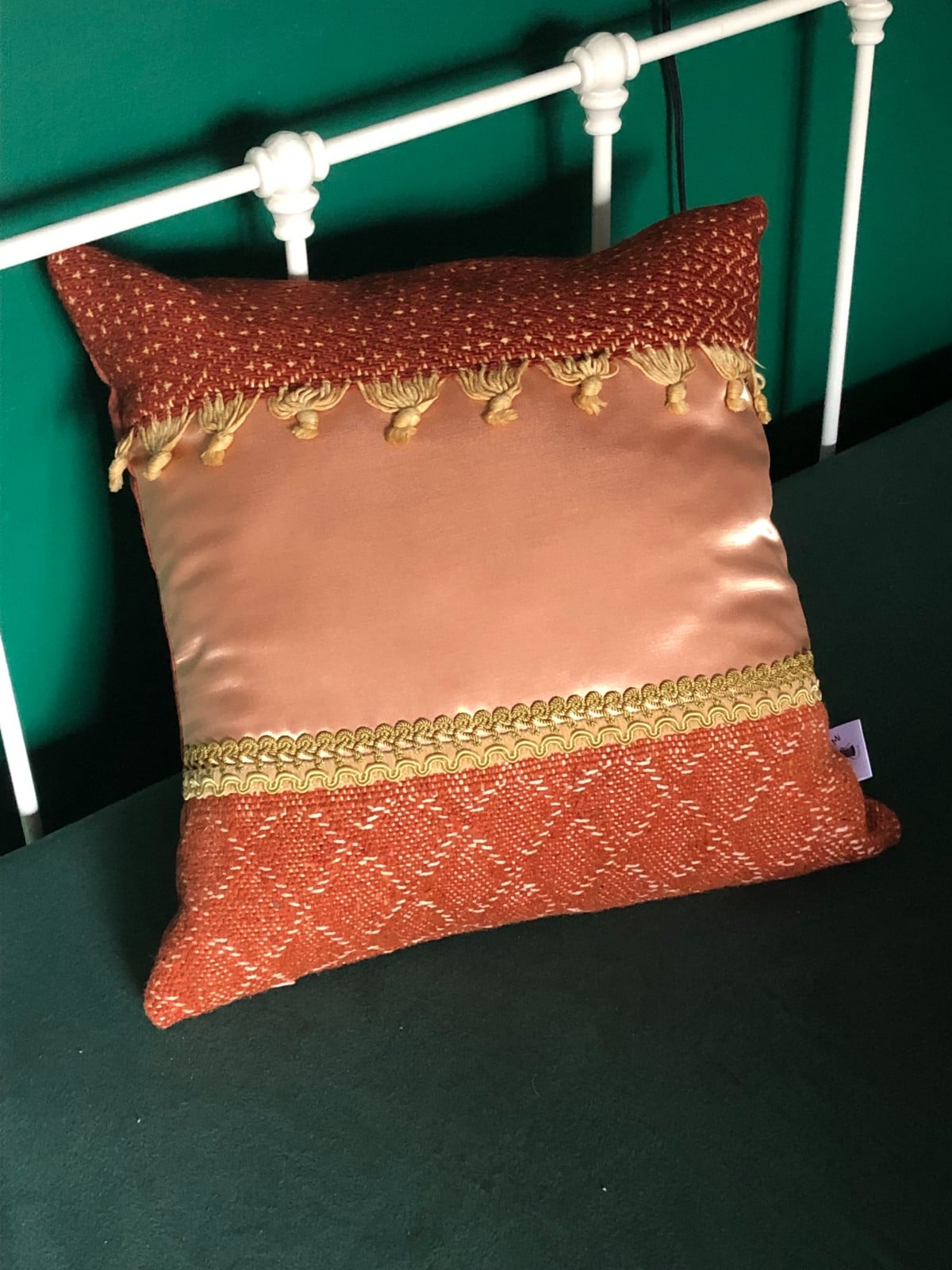 Kussen 40x40 cm van vintage stoffen, en bandjes, roestbruin en zalmro… - 105949 Kussen 40x40 cm van vintage stoffen, en bandjes, roestbruin en zalmroze