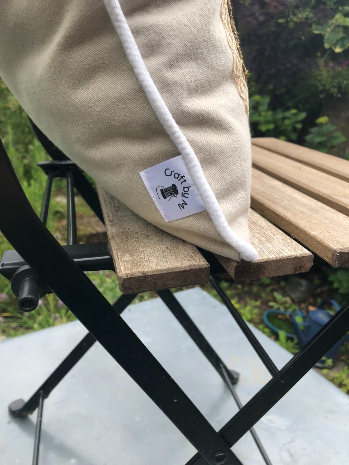 Kussen 40x40 cm van vintage stoffen, met een Frans kleedje erin verwe… - 105891 Kussen 40x40 cm van vintage stoffen, met een Frans kleedje erin verwerkt