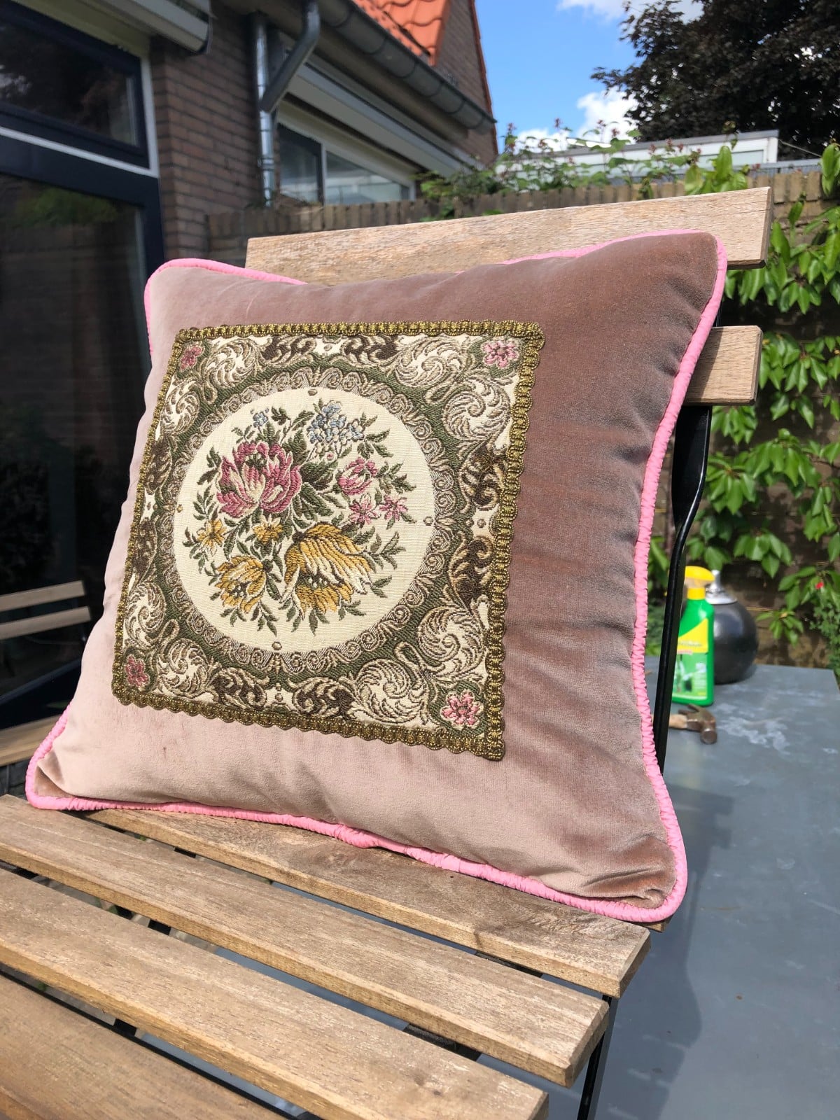 Kussen 40x40 cm van vintage stoffen, oud roze met een Frans kleedje e… - 105898 Kussen 40x40 cm van vintage stoffen, oud roze met een Frans kleedje erin verwerkt