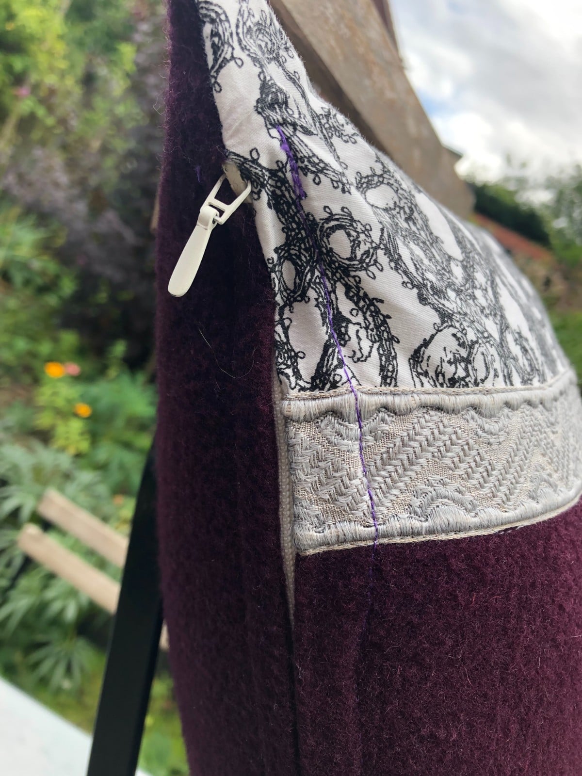 Kussen 40x40 cm van vintage stoffen, randjes en bandjes, aubergine, w… - 105900 Kussen 40x40 cm van vintage stoffen, randjes en bandjes, aubergine, wit en grijs