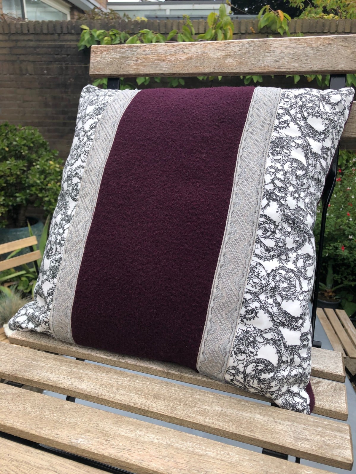 Kussen 40x40 cm van vintage stoffen, randjes en bandjes, aubergine, w… - 105905 Kussen 40x40 cm van vintage stoffen, randjes en bandjes, aubergine, wit en grijs
