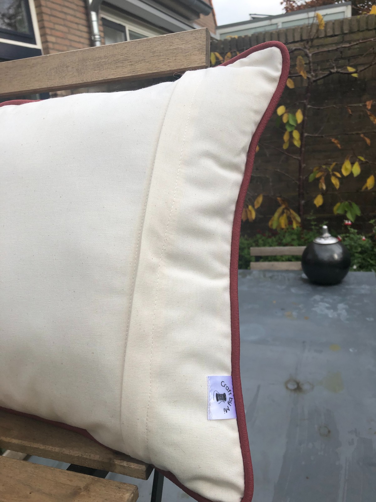 Kussen, sierkussen 40x60 cm van vintage stof, kleur écru en wijnrood, barok