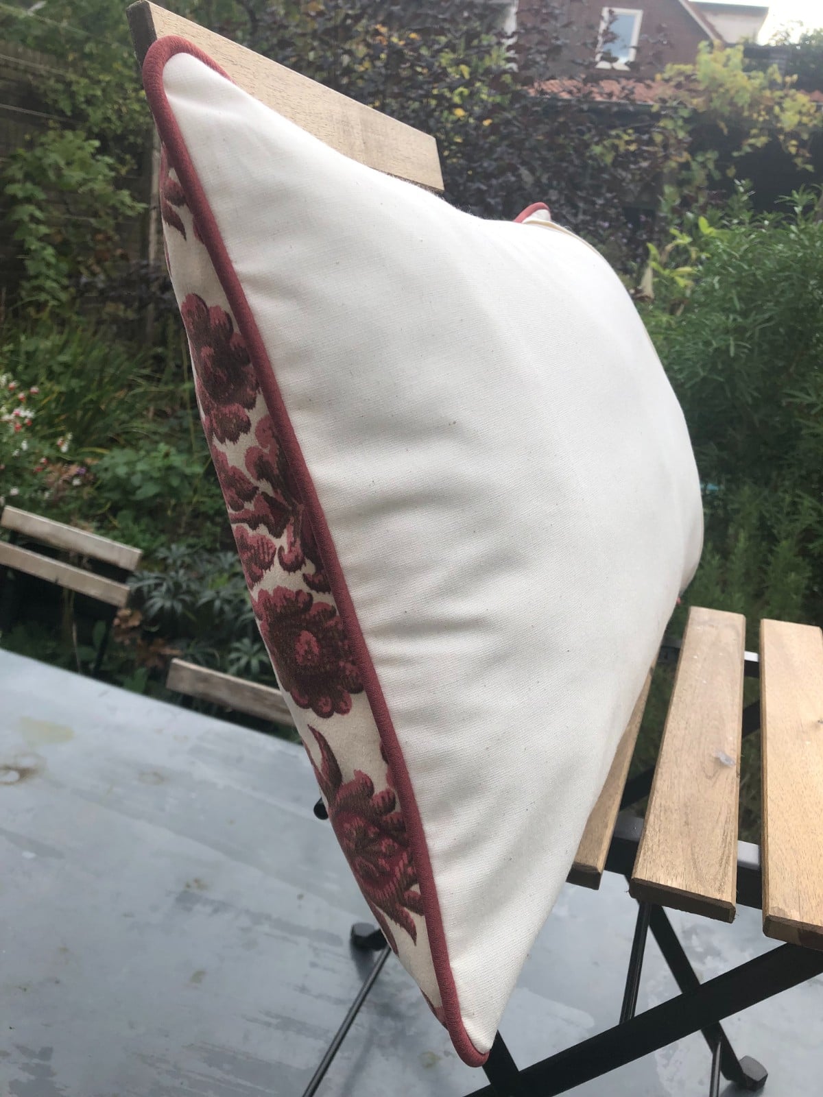 Kussen, sierkussen 40x60 cm van vintage stof, kleur écru en wijnrood, barok