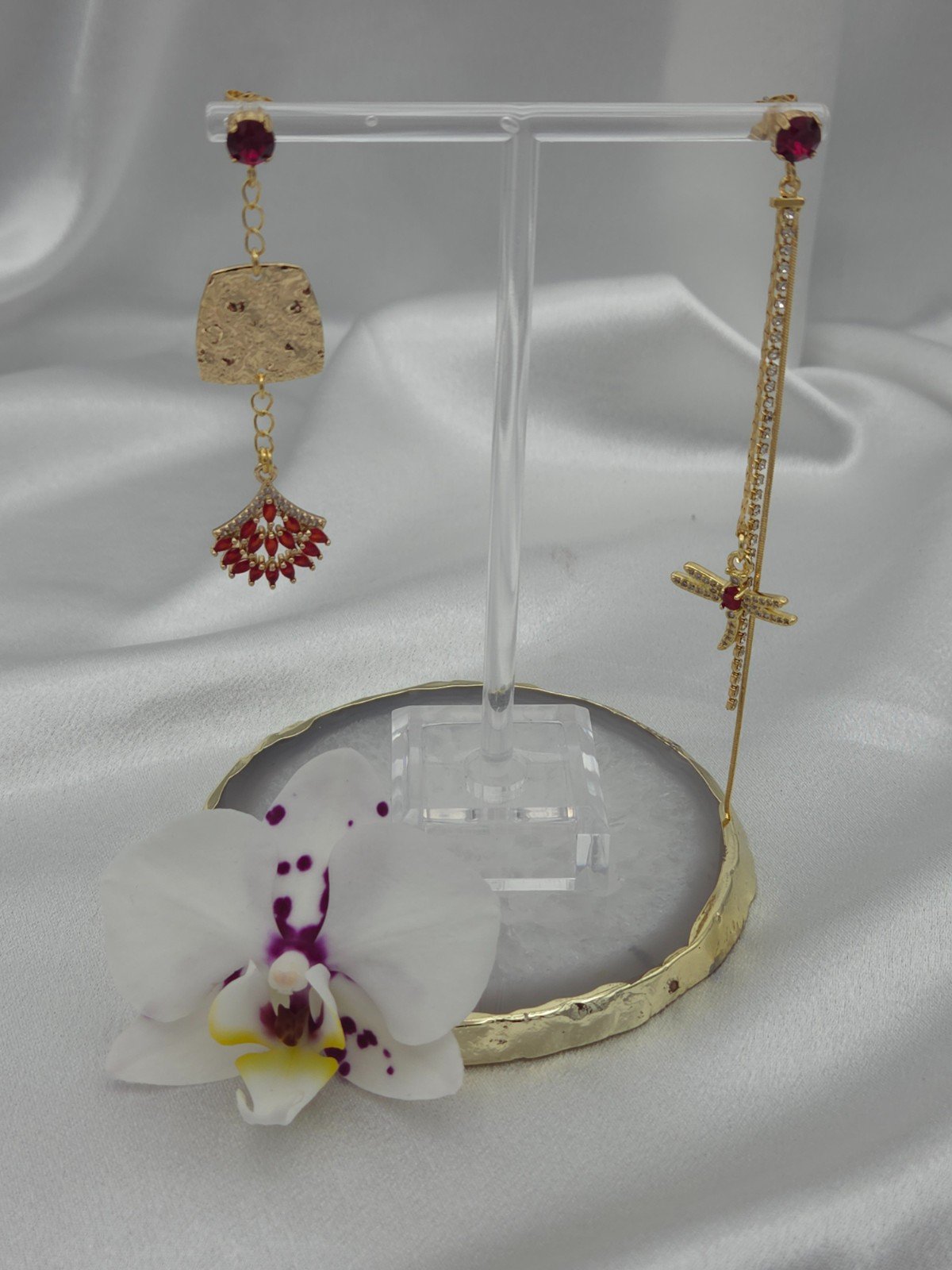 Luxe asymmetrische oorbellen goud en rood - 102457 Luxe asymmetrische oorbellen goud en rood