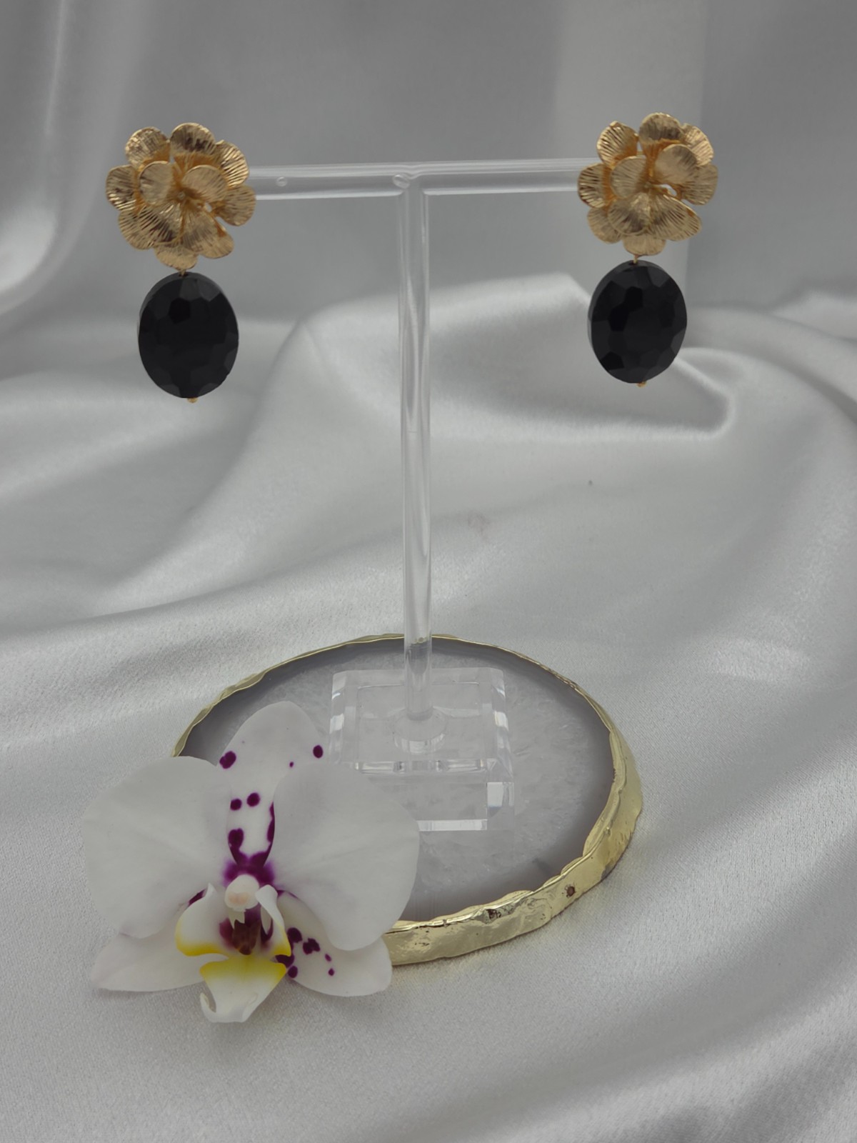 Opvallende vergulde oorbellen met hanger van kristalglas - zwart