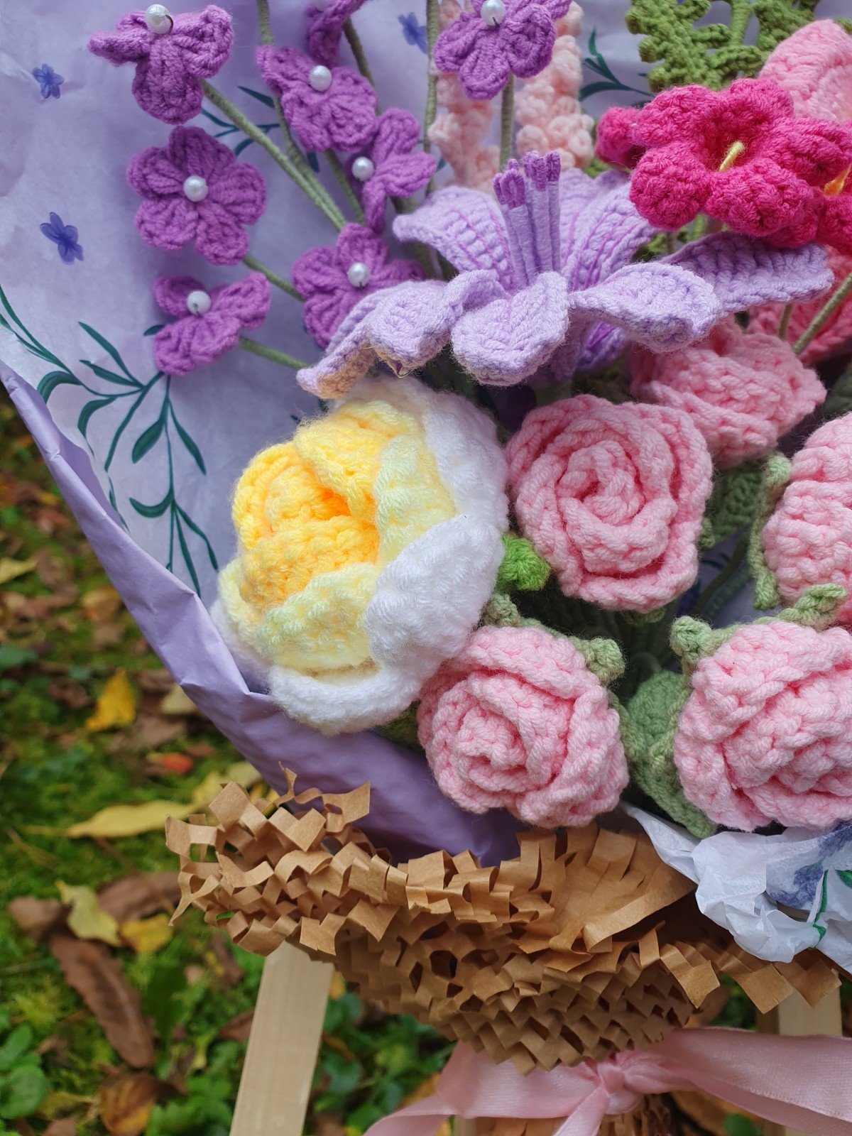 Romantisch handgemaakt haakboeket met anjer, rozen en lavendel - 101213 Romantisch handgemaakt haakboeket met anjer, rozen en lavendel