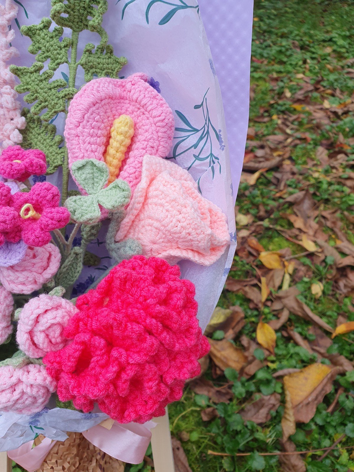 Romantisch handgemaakt haakboeket met anjer, rozen en lavendel - 101214 Romantisch handgemaakt haakboeket met anjer, rozen en lavendel