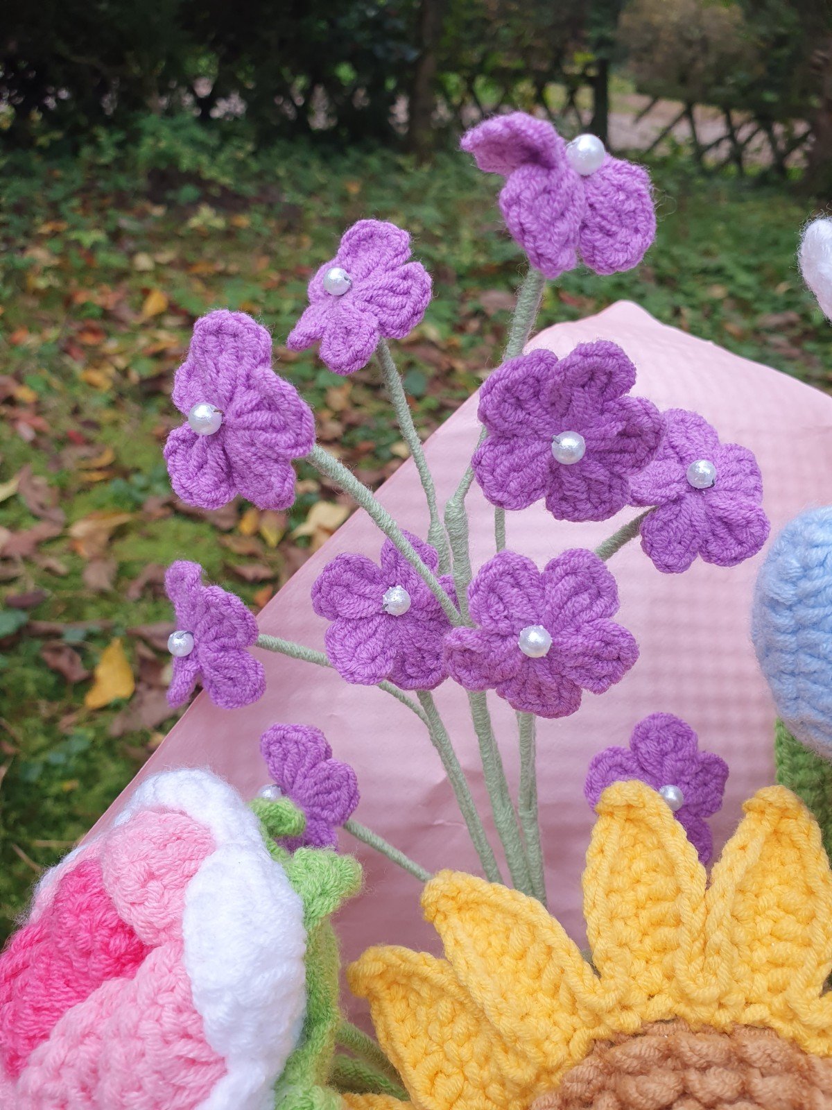 Romantisch handgemaakt haakboeket met anjer, rozen en lavendel - 101215 Romantisch handgemaakt haakboeket met anjer, rozen en lavendel