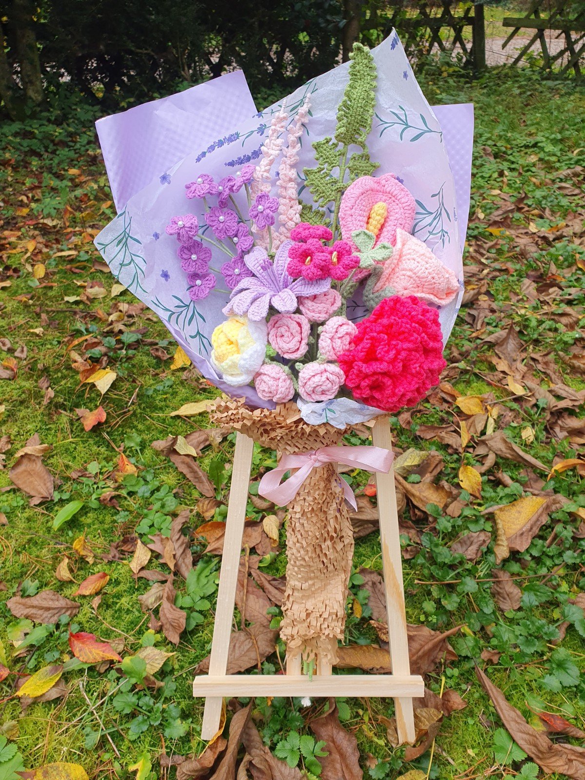 Romantisch handgemaakt haakboeket met anjer, rozen en lavendel - 101216 Romantisch handgemaakt haakboeket met anjer, rozen en lavendel