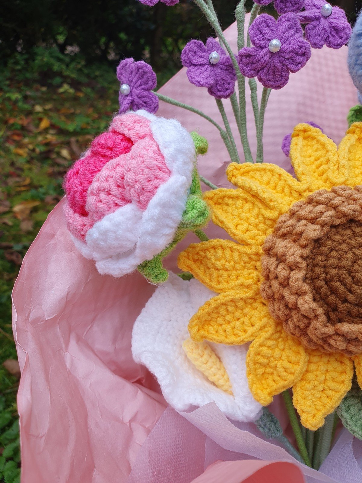 Romantisch handgemaakt haakboeket met anjer, rozen en lavendel - 101217 Romantisch handgemaakt haakboeket met anjer, rozen en lavendel