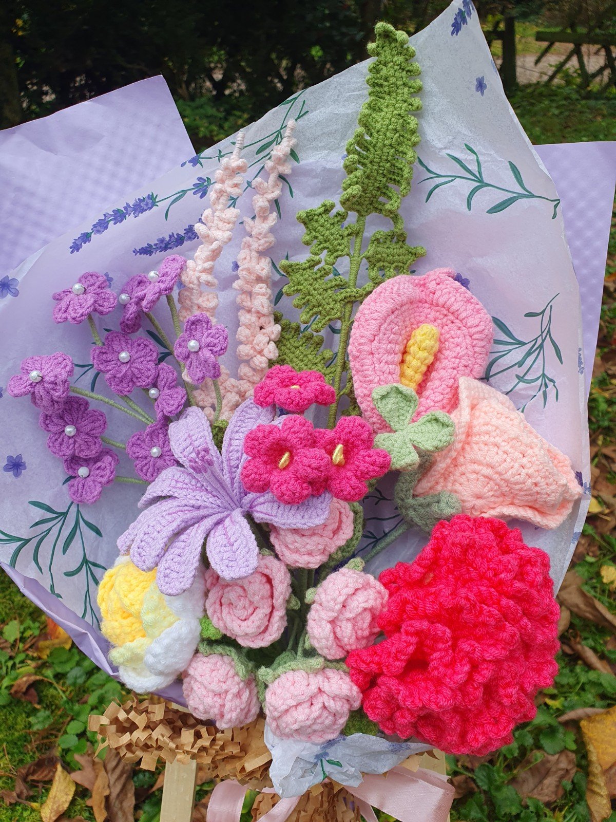 Romantisch handgemaakt haakboeket met anjer, rozen en lavendel - 101218 Romantisch handgemaakt haakboeket met anjer, rozen en lavendel