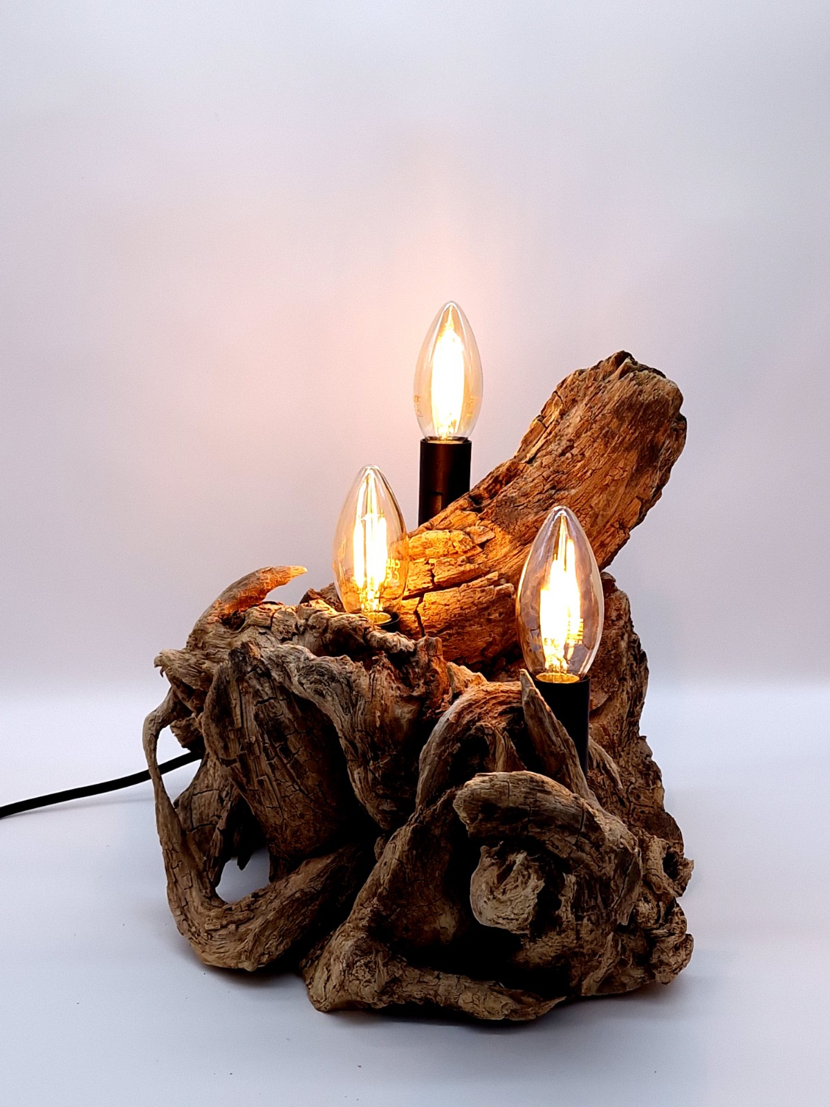 Rustieke lamp van een uniek stuk hout