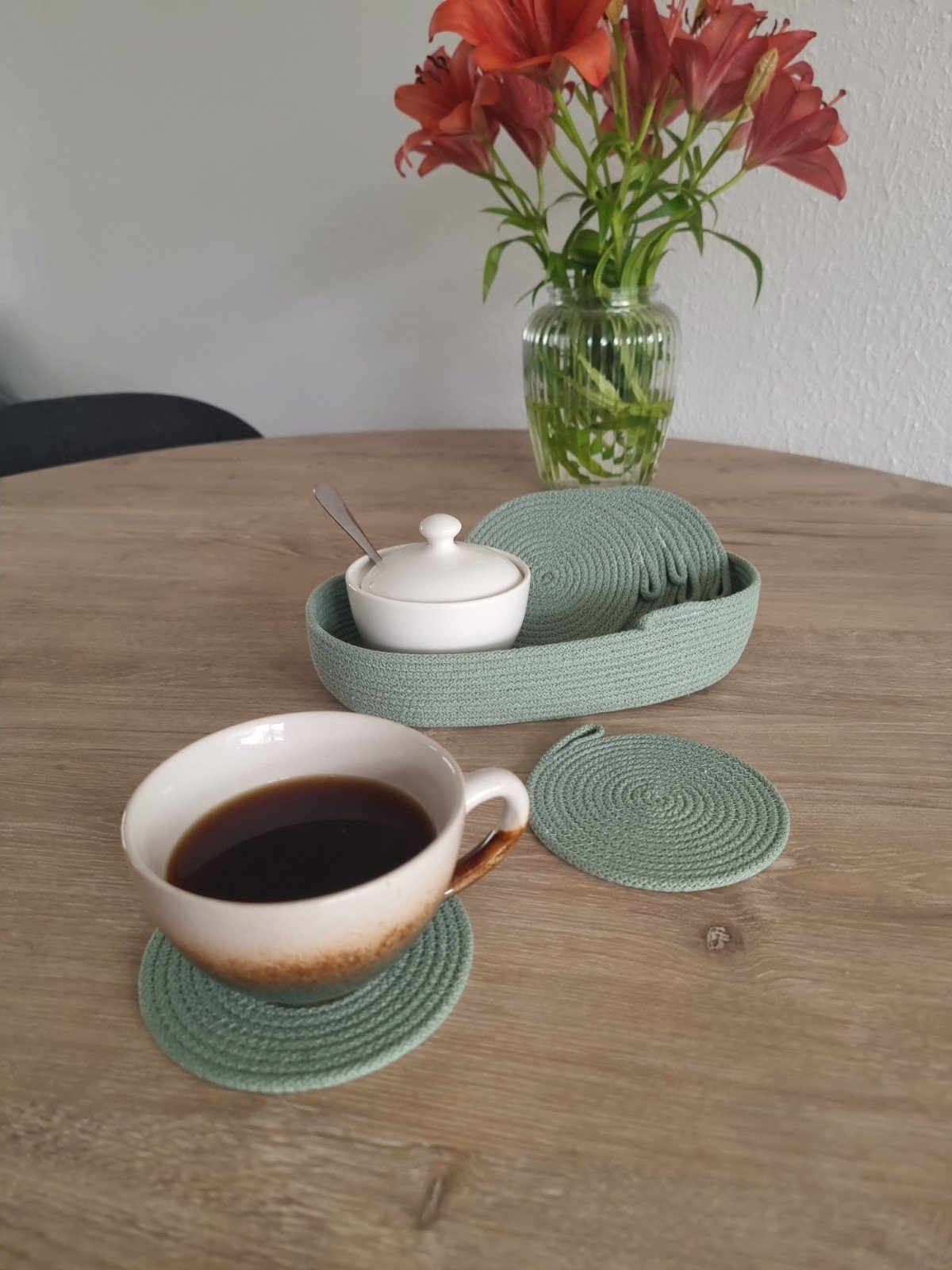 Set onderzetters met mandje – creëer een gezellig koffietentje