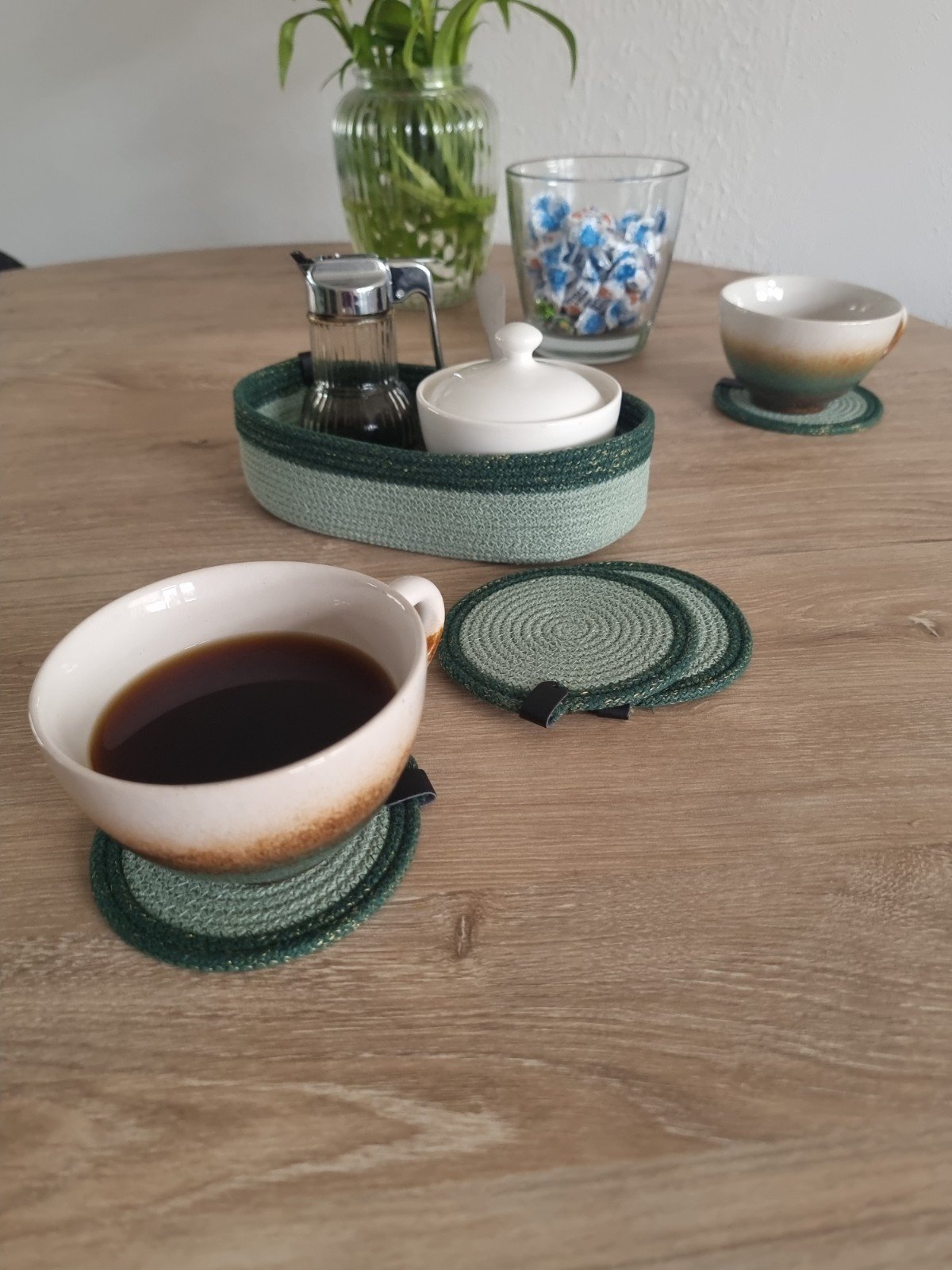 Set onderzetters met mandje – creëer een gezellig koffietentje