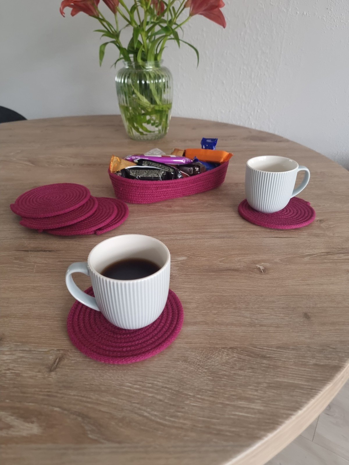 Set onderzetters met mandje – creëer een gezellig koffietentje