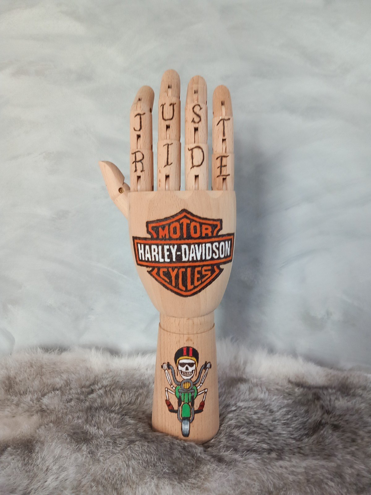 Houten Tattoo Handje – Harley Davidson loge en groen motor en rijdend skelet