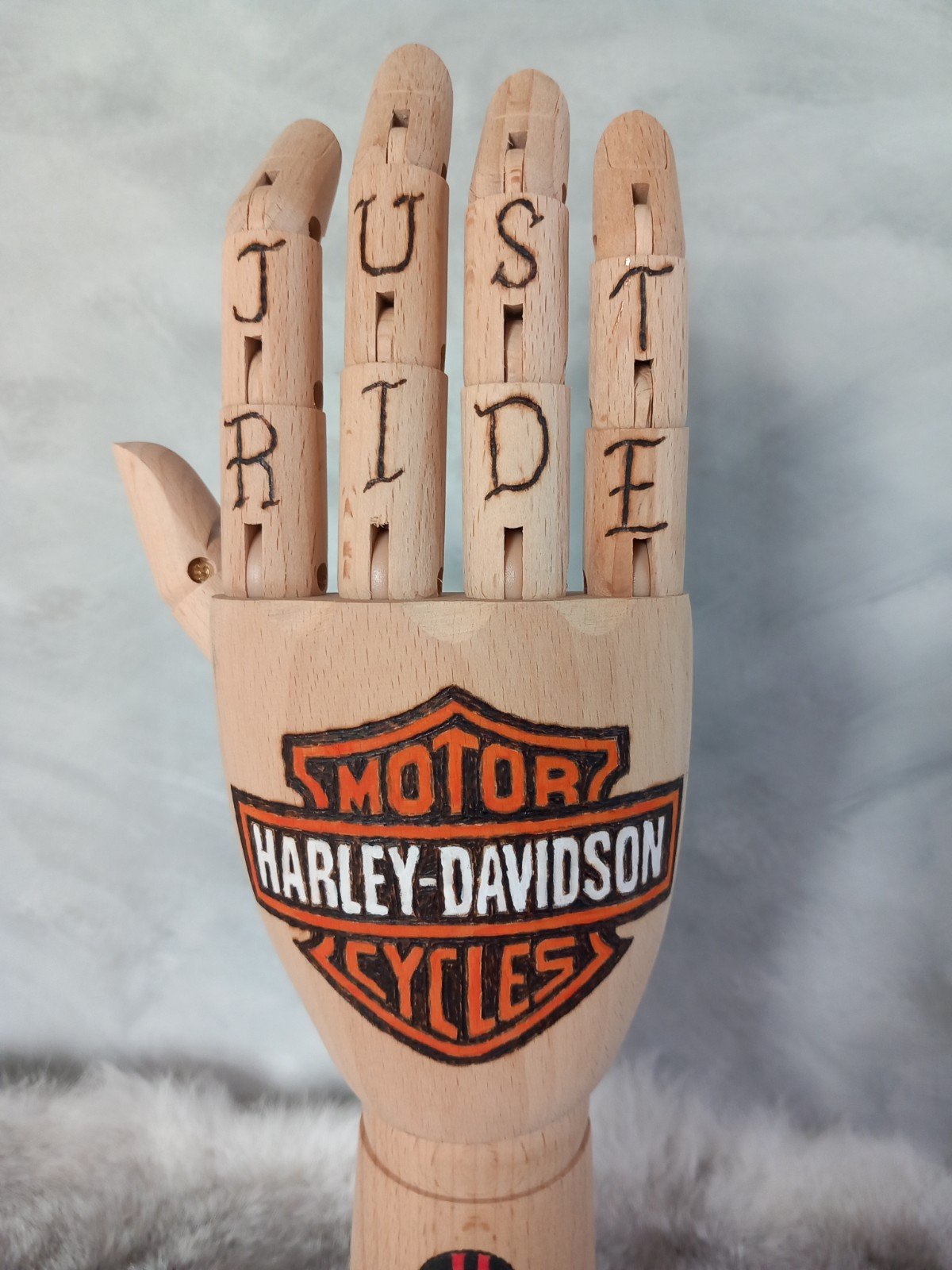 Houten Tattoo Handje – Harley Davidson loge en groen motor en rijdend skelet