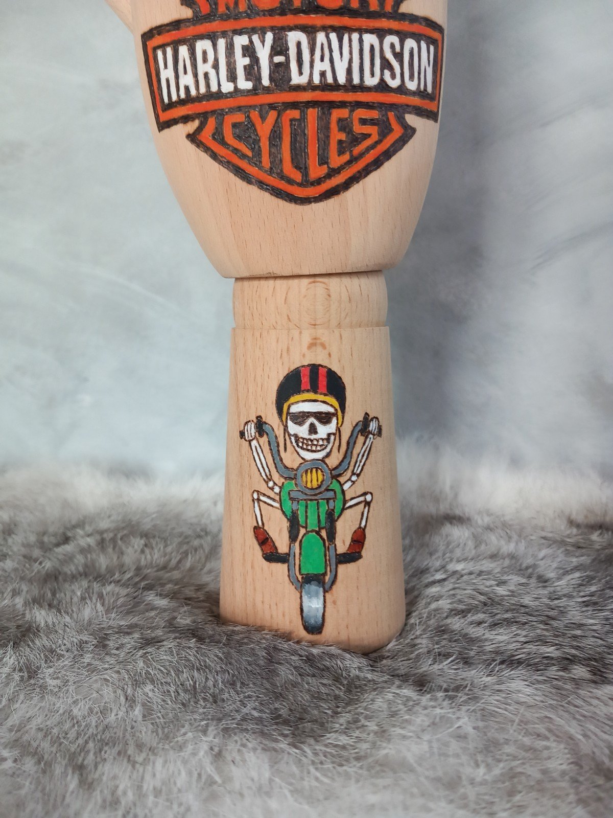 Houten Tattoo Handje – Harley Davidson loge en groen motor en rijdend skelet