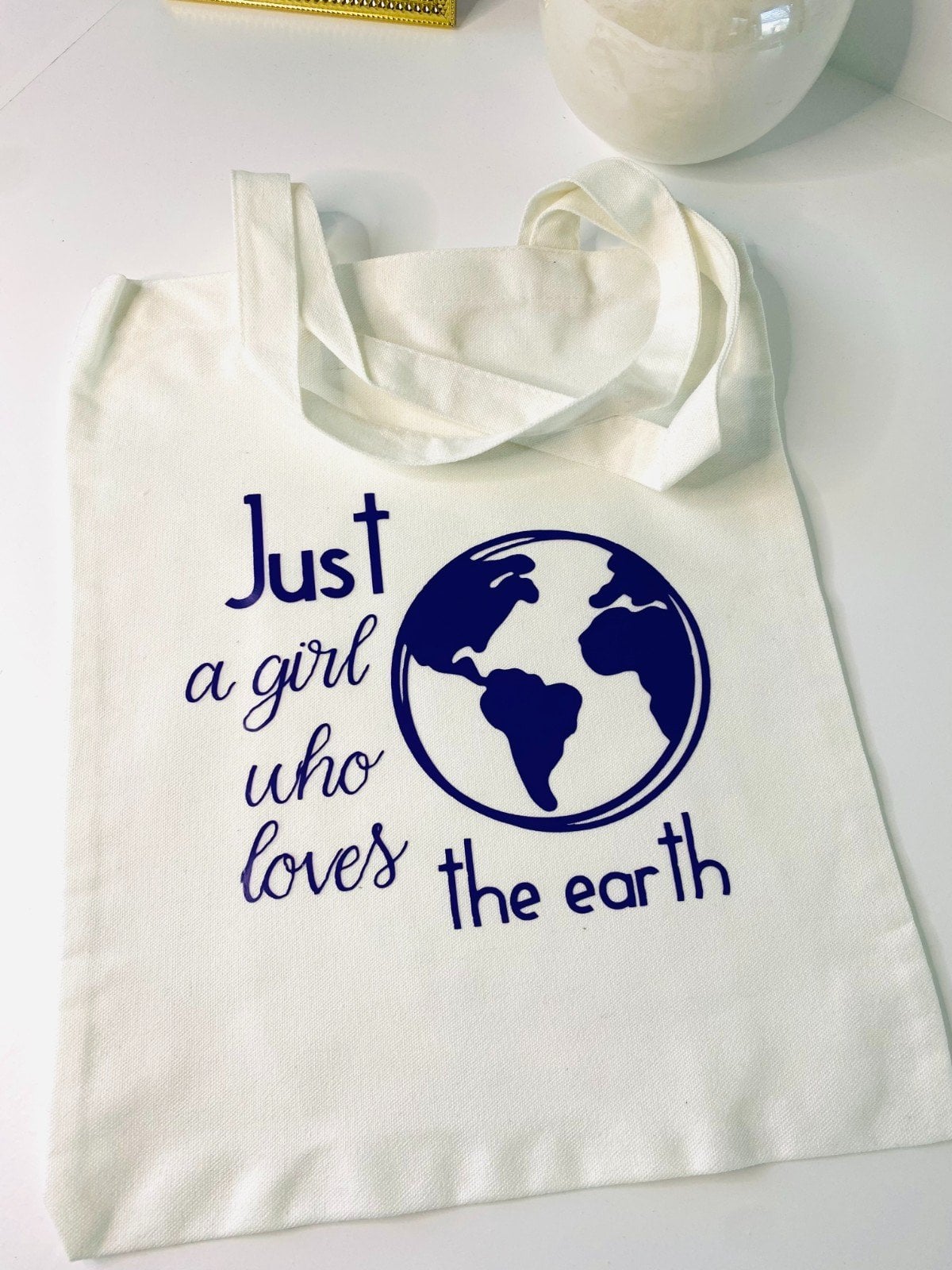 Tote Bag – Just a Girl Who Loves the World – Paars Design – Katoenen Shopper – Herbruikbaar – 38x42 cm