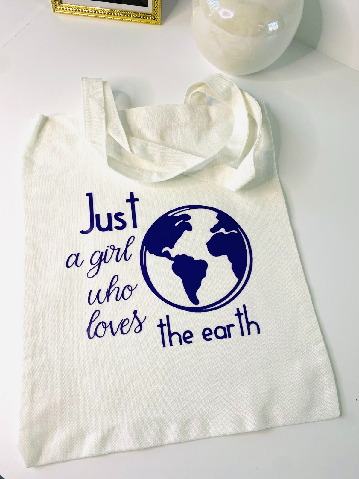 Tote Bag – Just a Girl Who Loves the World – Paars Design – Katoenen Shopper – Herbruikbaar – 38x42 cm