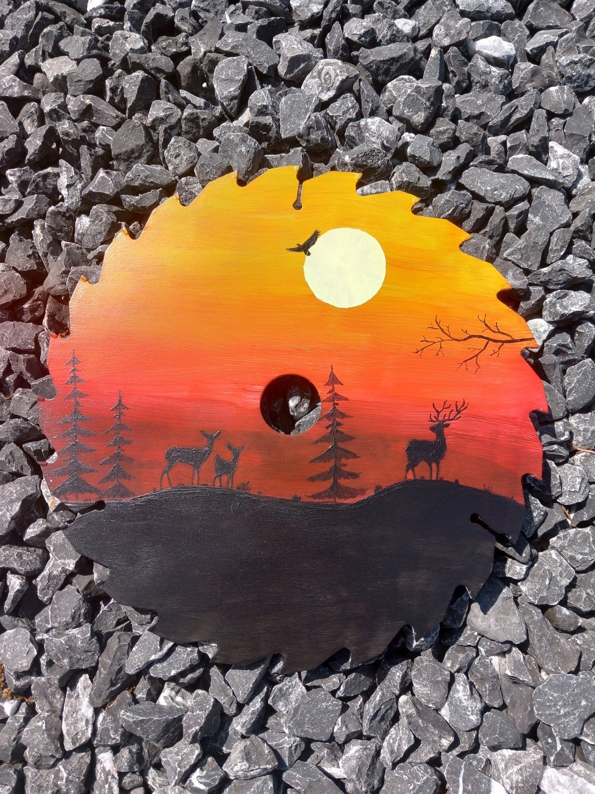 Upcycled metalen Cirkelzaagblad – rood gele lucht en landschap met herten