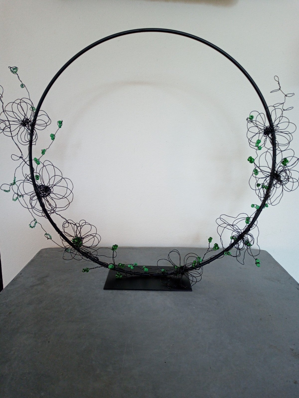 staande krans met bloemetjes van ijzerdraad, zwart