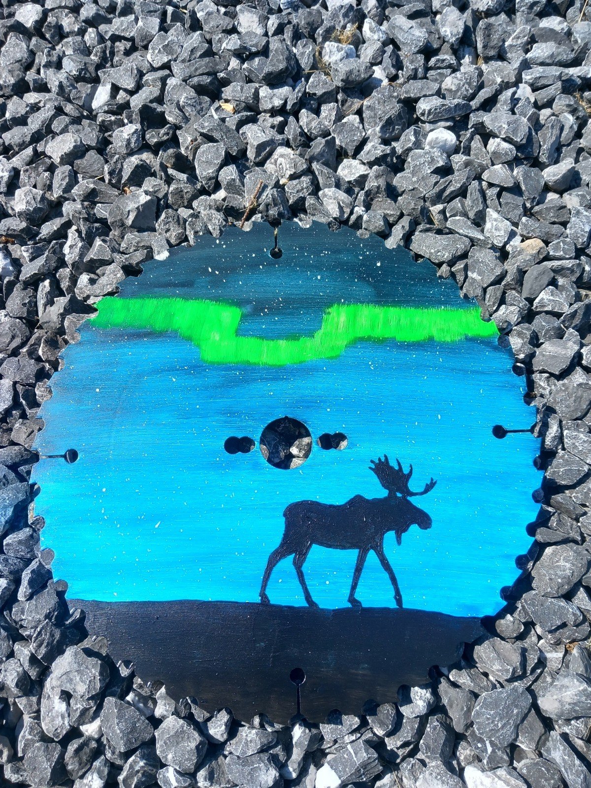 upcycled metalen Cirkelzaagblad – groen noorderlicht op blauwe nacht en eland