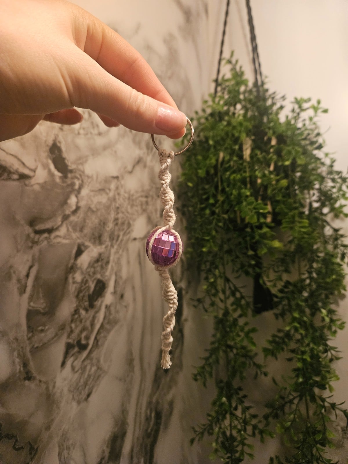 Discobal beige macramé sleutelhanger - 108990 Discobal beige macramé sleutelhanger