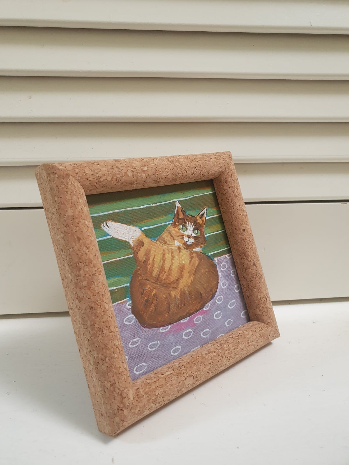 Handgemaakt Kattenschilderijtje – Wassende Kat | Uniek Mini Kunst… - 106429 Handgemaakt Kattenschilderijtje – Wassende Kat | Uniek Mini Kunstwerk | Acryl op Canvasboard | Inclusief Kurk Lijstje