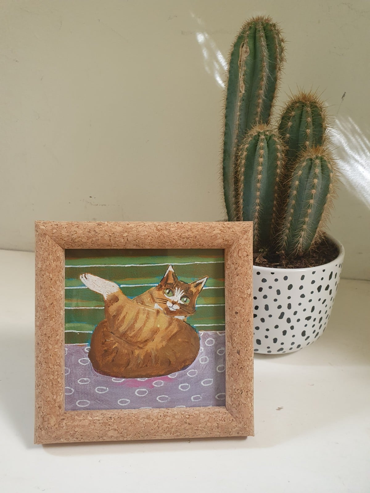 Handgemaakt Kattenschilderijtje – Wassende Kat | Uniek Mini Kunst… - 106430 Handgemaakt Kattenschilderijtje – Wassende Kat | Uniek Mini Kunstwerk | Acryl op Canvasboard | Inclusief Kurk Lijstje