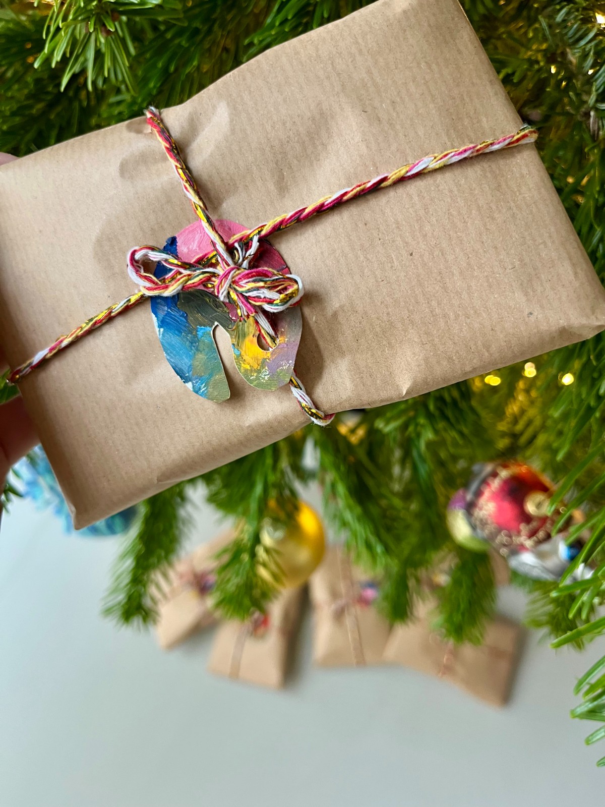 KUNSTBAL - Kerstbal aan tak - Handgeschilderd canvas voor in de kerst… - 106827 KUNSTBAL - Kerstbal aan tak - Handgeschilderd canvas voor in de kerstboom