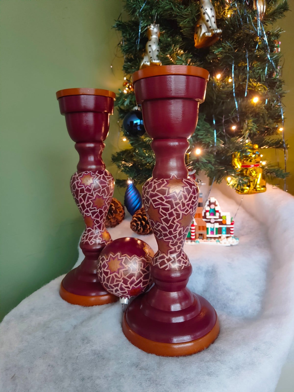 Luxe kandelaar met oosters motief - Bordeaux & Goud - 107041 Luxe kandelaar met oosters motief - Bordeaux & Goud