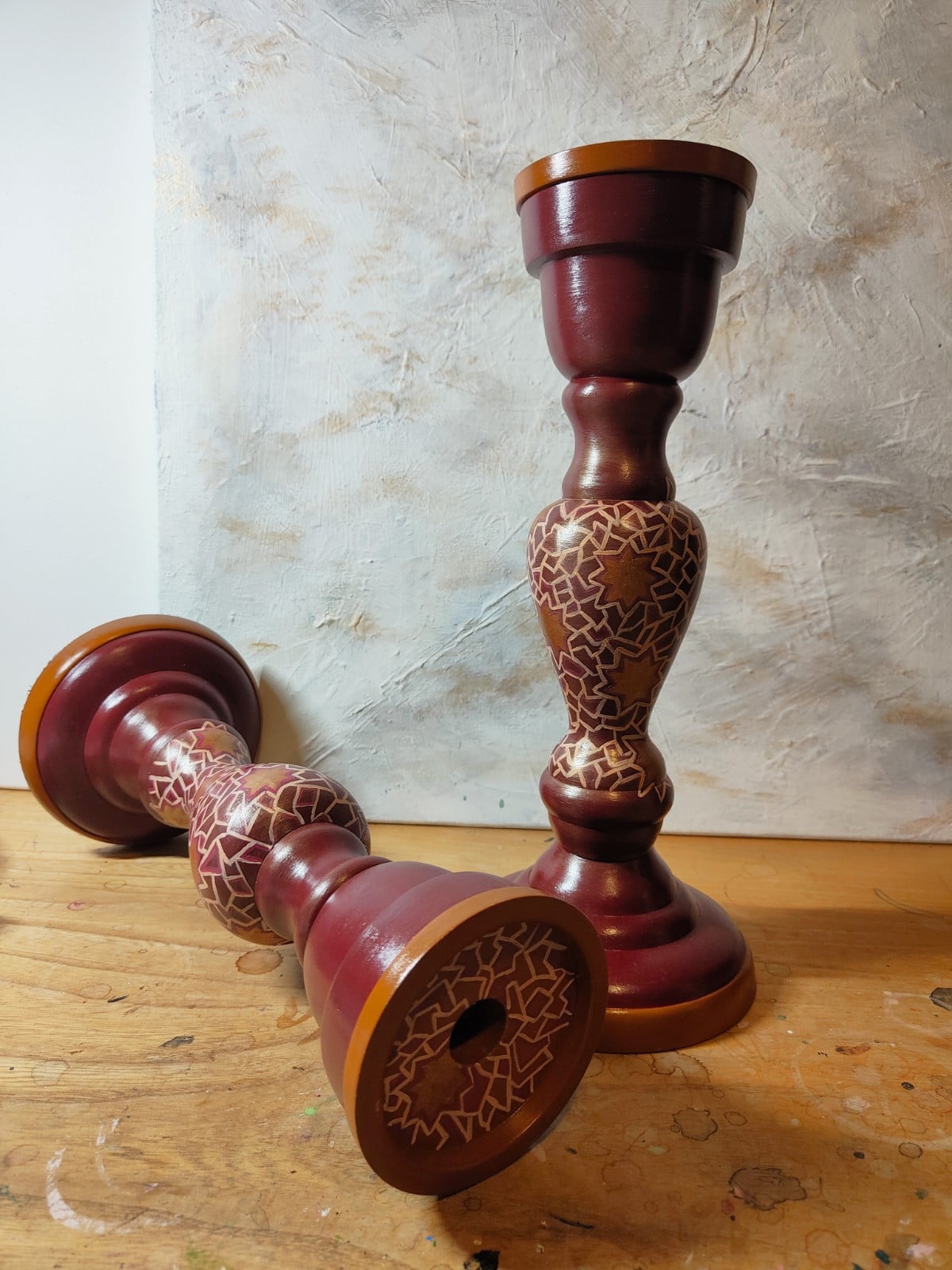 Luxe kandelaar met oosters motief - Bordeaux & Goud - 107043 Luxe kandelaar met oosters motief - Bordeaux & Goud